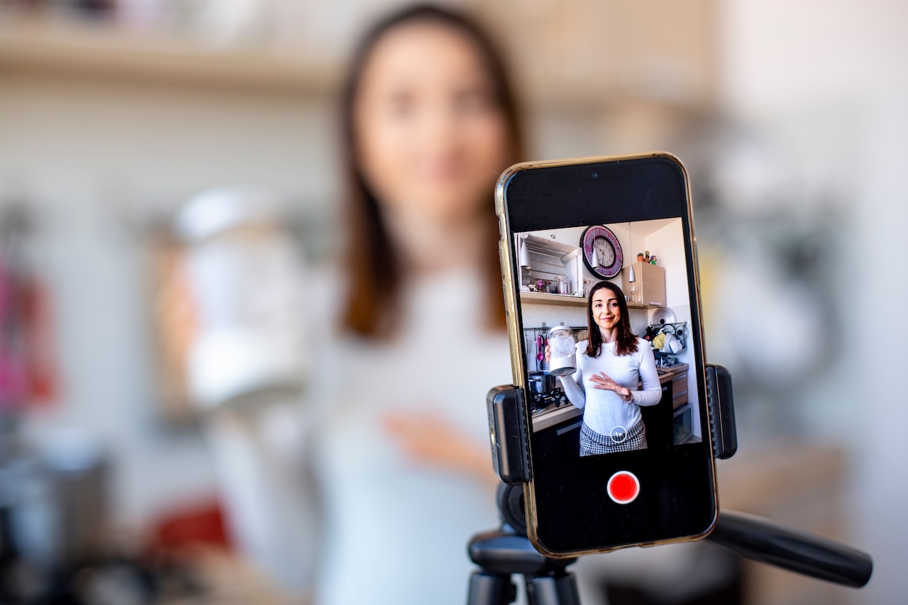ragazza fa un tutorial di cucina con il suo cellulare